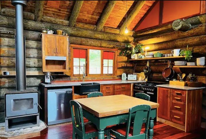 Coromandel Secluded Log Cabin Retreat Hikuai Eksteriør billede