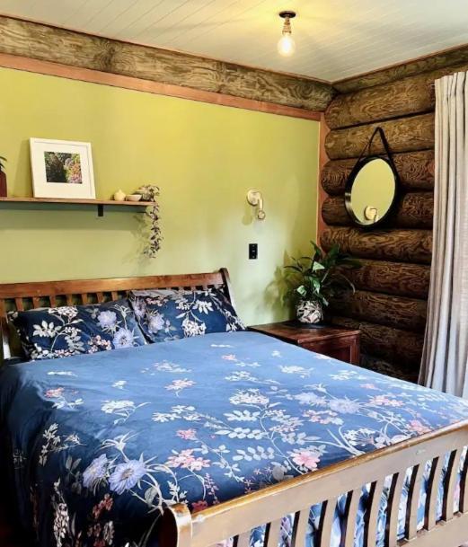 Coromandel Secluded Log Cabin Retreat Hikuai Eksteriør billede